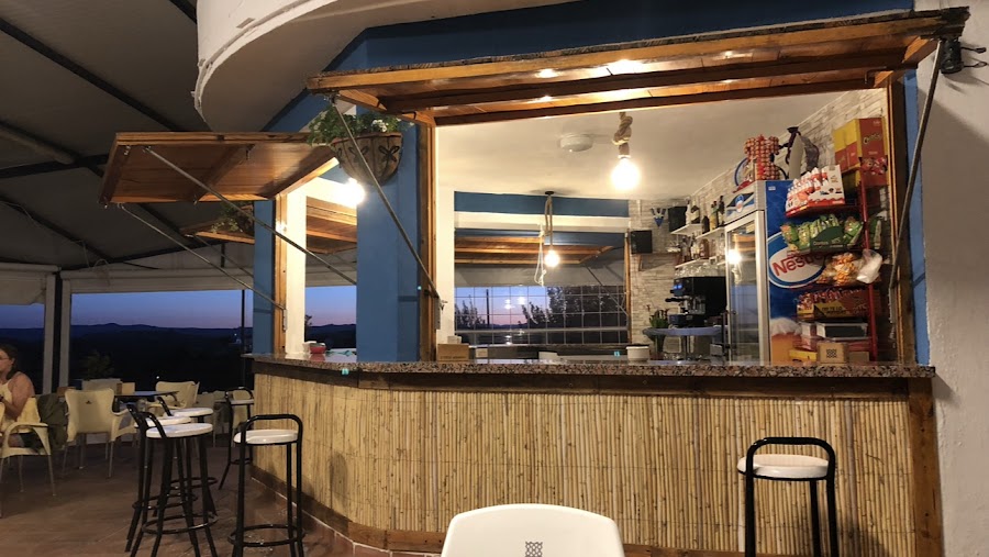 Bar-piscina cuevas del campo